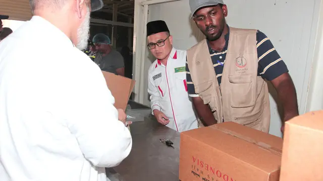 Kepala PPIH Arab Saudi Daerah Kerja Makkah Khalilurahman saat meninjau pengemasan daging dam haji di Masta RPH Alokishia, Makkah, Kamis 14 Juli 2023.