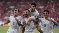 Selebrasi para pemain Irak merayakan gol ke gawang Indonesia yang dicetak Aymen Hussein (tengah) melalui eksekusi penalti pada laga Grup F putaran kedua Kualifikasi Piala Dunia 2026 zona Asia di Stadion Utama Gelora Bung Karno (SUGBK), Senayan, Jakarta, Kamis (6/6/2024). (Bola.com/Abdul Aziz)