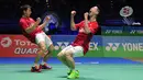 Ganda putra Indonesia, Kevin Sanjaya Sukamuljo/Marcus Fernaldi Gideon meluapkan kegembiraan setelah berhasil mengalahkan ganda putra Tiongkok, Li Junhui/Liu Yuchen pada ajang All England Open 2017 di Inggris, Minggu (12/3). (AP Photo/Rui Vieira)