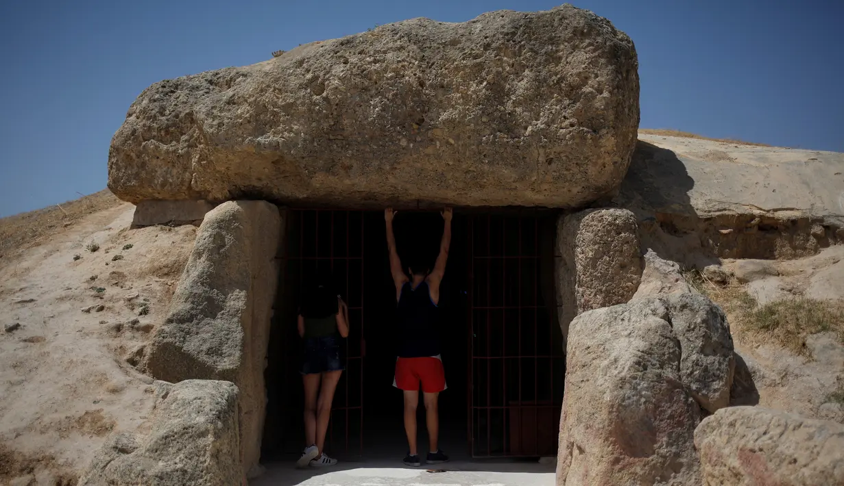 Wisatawan mengunjungi dolmen Menga di Antequera Dolmens  yang baru ini menjadi situs Warisan Dunia UNESCO, Antequera , Spanyol, (17/7). UNESCO meresmikan tiga Dolmen kuno di Spanyol menjadi warisan dunia. (REUTERS / Jon Nazca)
