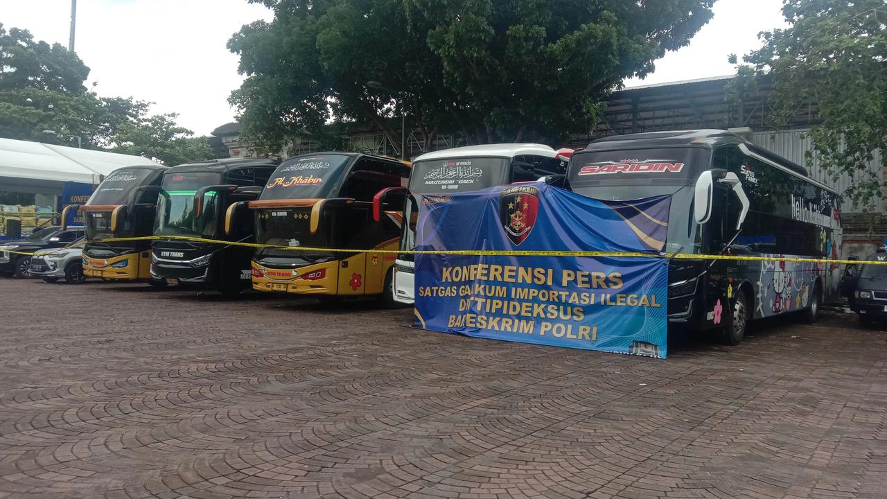 Tersangka dan barang bukti TPPU dan Bisnis Ilegal Pakaian Bekas di Bali saat ditampilkan pada konferensi pers, di GOR Ngurah Rai Denpasar Bali, Senin (15/12).