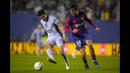 Pemain Barcelona, Marc Guiu (kanan) berusaha merebut bola dari kaki pemain Club America, Ramon Juarez pada laga persahabatan di Cotton Bowl, Dallas, Amerika Serikat, Jumat (22/12/2023) dini hari WIB. (AP Photo/Julio Cortez)