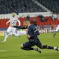 Striker PSG Kylian Mbappe mendapat pengawalan bek Manchester United (MU) Axel Tuanzebe pada laga pertama Grup H Liga Champions di Parc des Princes, Rabu (21/10/2020) dini hari WIB. (AP Photo / Michel Euler)