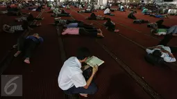 Seorang umat muslim membaca Al- Quran di Masjid Istiqlal, Jakarta, Kamis (18/6/2015). Memasuki bulan Ramadan, sejumlah umat muslim mengisi waktu dengan beribadah seperti mengaji dan salat berjamaah di masjid. (Liputan6.com/Faizal Fanani)