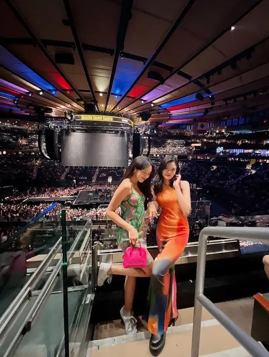 Beby Tsabina mengenakan spagetti strap dress berwarna hijau. Dengan sentuhan motif pink di beberapa bagian (instagram/bebytsabina)