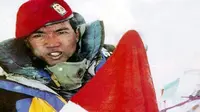 Asmujiono mengibarkan bendara merah putih di puncak Everest (Dok. Liputan6/Istimewa)