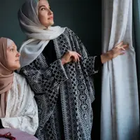 Ilustrasi Gamis dengan Outer Cardigan Panjang (Credit: Freepik)