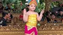 Seperti terlihat dari dua video yang baru saja diunggah oleh Ashanty. Arsy berdandan pakaian Bali, ia berdiri didepan para penabuh musik yang mengiringinya. (Instagram/ashanty_ash)