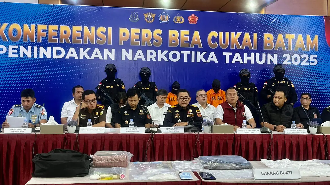 Dalam operasi tersebut, petugas mengamankan dua warga negara Indonesia yang bertindak sebagai kurir narkoba, dengan barang bukti berupa 2.035 gram metamfetamina atau sabu. (Istimewa)