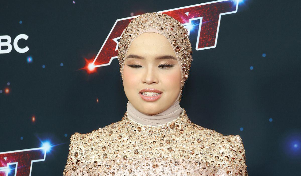 Putri Ariani tampil berbalut cape gown bernuansa beige yang didominasi sentuhan payet.