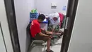 Kelengkapan fasilitas dan kualitas layanan di Puskesmas Kebayoran Lama mendapat perhatian khusus saat Gubernur DKI Jakarta Pramono Anung melakukan kunjungan. Tampak dalam foto, salah satu tenaga medis sedang melakukan pemeriksaan kesehatan warga di Puskesmas Kebayoran Lama, Jakarta, Jumat (9/1/2026). (merdeka.com/Arie Basuki)