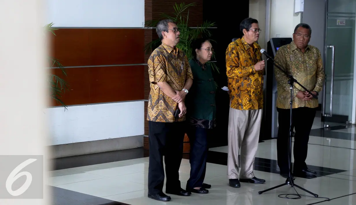 Panitia seleksi calon komisioner Ombudsman RI memberikan keterangan pers di Gedung Sekretariat Negara, Jakarta, Jumat (28/8). Masa pendaftaran komisioner Ombdusman RI diperpanjang hingga 3 September 2015. (Liputan6.com/Faizal Fanani)