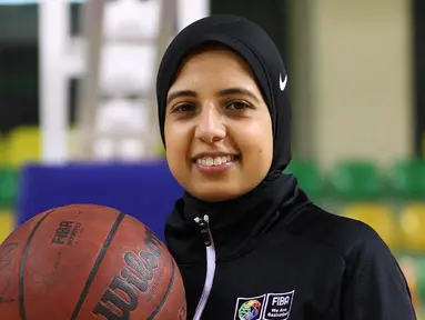 Sarah Gamal mengenal dan kemudian jatuh cinta dengan bola basket saat masih berusia lima tahun. Ia belajar dari kakak perempuannya yeng lebih dulu mengenal bola basket. (AFP/Hazem Gouda)