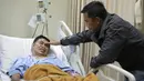 Imam Nahrawi saat menjenguk mantan Petinju legendaris Indonesia, Ellyas Pical di RS Harapan kita, Jakarta, Sabtu (18/2). Saat menjenguk, Imam Nahrawi memberikan semangat kepada Ellyas Pical yang menderita sakit jantung. (Dok. Humas Kemenpora)