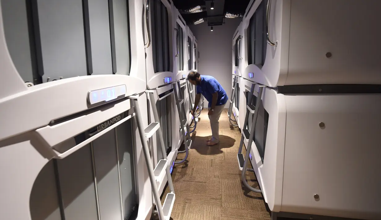 Seorang pria bersiap memasuki ruangannya di Hotel Urbanpod di Mumbai, India (14/4). Desain Urbanpod ini seperti di film-film sci-fi. (AFP/Indranil Mukherjee)