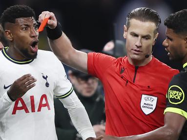 Pelatih Tottenham Hotspur, Antonio Conte, mendapatkan kartu merah saat laga melawan Sporting Lisbon pada pekan ke-5 Grup D Liga Champions 2022/2023, Kamis (27/10/2022). (AP/Ian Walton)