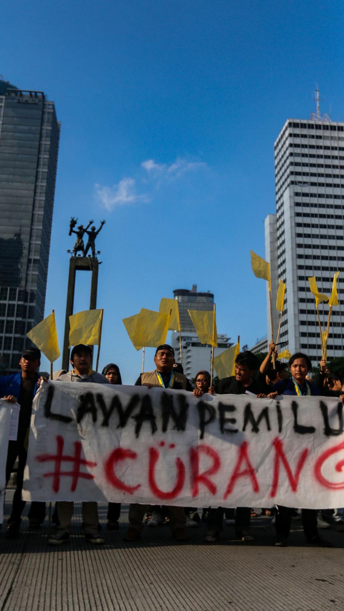 Spanduk "Lawan Pemilu #Curang" mereka bentangkan. Foto: Liputan6.com / Angga Yuniar