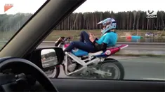 Rekaman video seorang pria mengendarai sepeda motor tanpa memegang setang. Ia berjalan dengan kecepatan 80 km/jam.