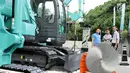 Pengunjung mengamati aneka alat berat yang dipajang dari produk Kobelco di Jakarta, Jumat (15/2). Pameran ini bertujuan untuk memenuhi kebutuhan sektor kehutanan, pertanian, pertambangan dan konstruksi di Indonesia. (Liputan6.com/Faizal Fanani)