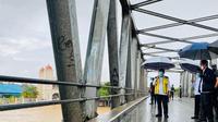 Presiden Joko Widodo atau Jokowi meninjau banjir Kalimantan Selatan (Kalsel) dari atas jembatan Pakauman yang dilintasi Sungai Martapura, Kabupaten Banjar. (Dok Setpres)