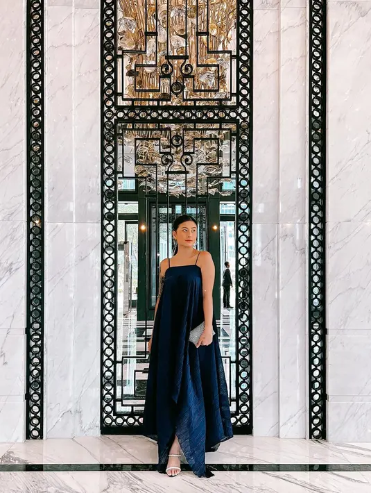Maxi dress berpotongan loose yang chic untuk dresscode smart casual (Foto: Instagram @awkarin)