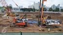 Pekerja menyelesaikan proyek revitalisasi Pasar Rumput, Manggarai, Jakarta (4/1). Rencananya, Pasar Rumput akan dibangun menjadi gedung rusunanwa dengan 24-26 lantai dan 3-4 lantai pertama akan tetap difungsikan sebagai pasar. (Liputan6.com/Yoppy Renato)