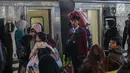 Penumpang turun dari kereta api Taksaka Yogyakarta tiba dI Stasiun Gambir, Jakarta, Minggu (9/6/2019). Pada H+4 Lebaran yang merupakan puncak arus balik lebaran, sebanyak 78.249 orang tiba di Jakarta melalui Stasiun Gambir sejak 6 Juni 2019 sampai dengan hari ini. (Liputan6.com/Faizal Fanani)