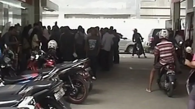 [VIDEO] Warga Menyerbu SPBU Untuk Memasang RFID