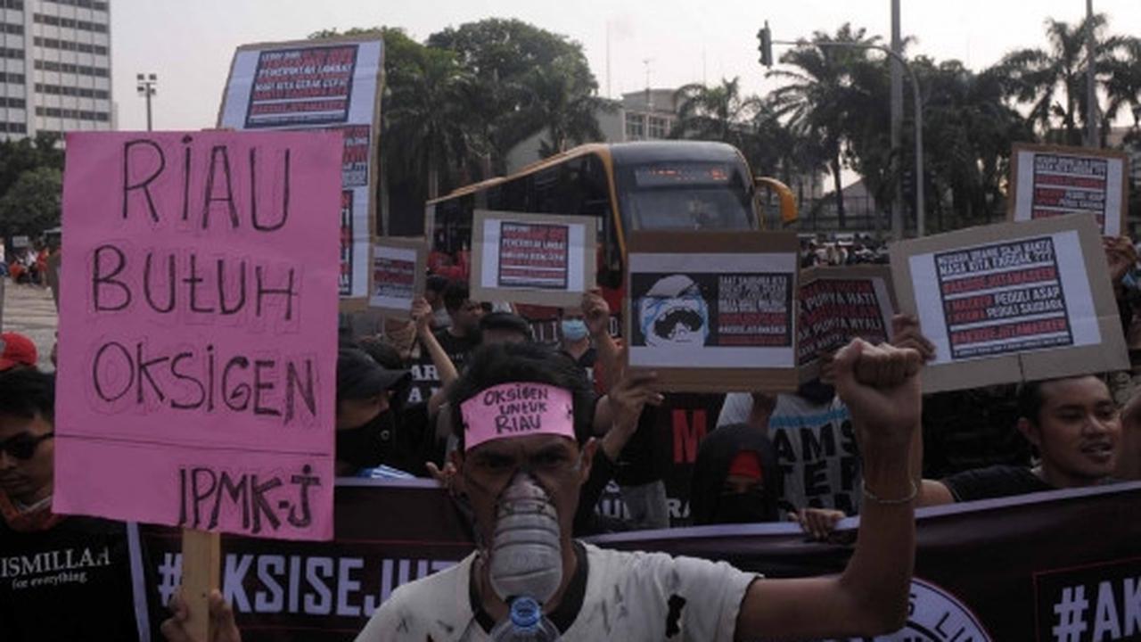 Jurnalis lintas media gelar aksi sejuta masker di Bundaran HI