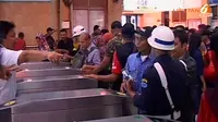 [VIDEO] Mesin e-Ticket KRL Macet, Warga Kesal Karena Telat