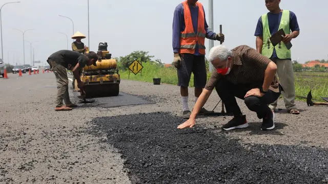 Gubernur Jawa Tengah Ganjar Pranowo mengecek perbaikan jalan tol rusak di Brebes, Selasa (25/1/2022). (Foto: Liputan6.co,/Humas Pemprov Jateng)
