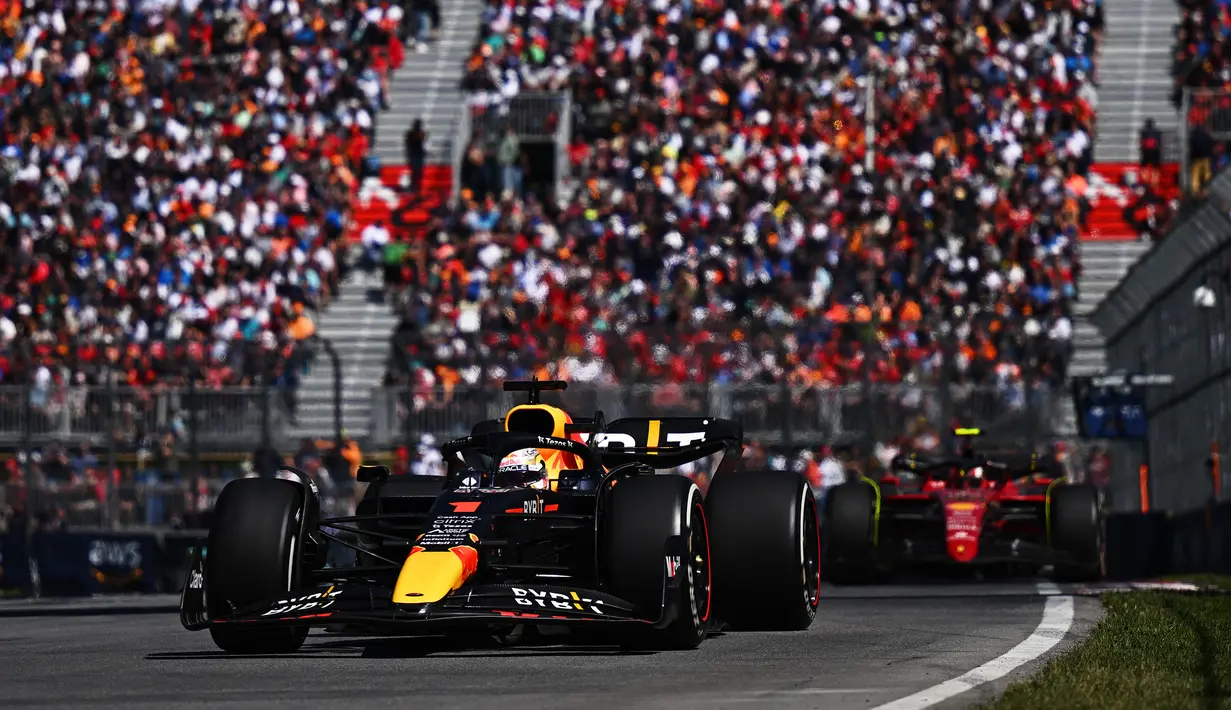 Max Verstappen begitu nyaman sebagai pimpinan lomba hingga lap ke-49. (Getty Images via AFP/Clive Mason)