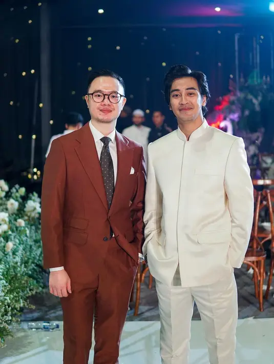 Dampingi sang kakak di setiap prosesi pernikahannya, Abidzar terlihat gagah dengan setelan beskap dan celana panjang serba putih. [@jonatanwongso]