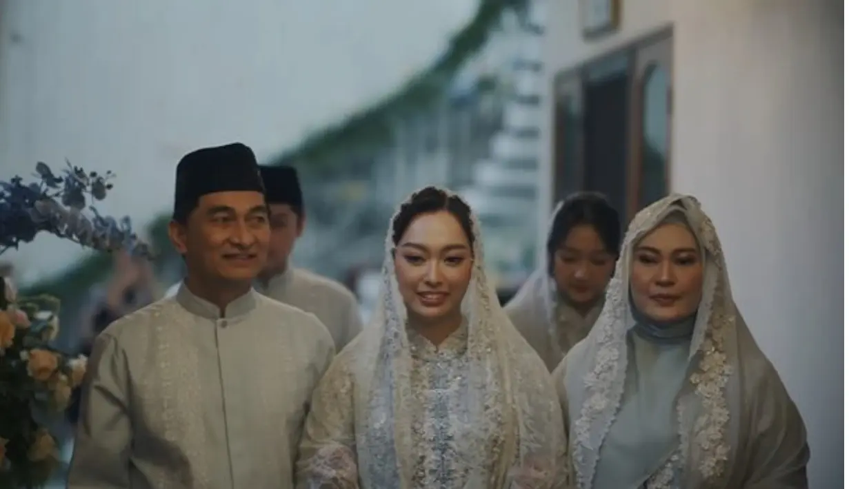 Satu per satu prosesi dijalankan dengan baik. Begitupun saat pengajian, Rizka tampak mengenakan kerudung dan abaya manis berbahan lace, bernuansa biru muda. [Foto: youtube.com/sanghoya/]