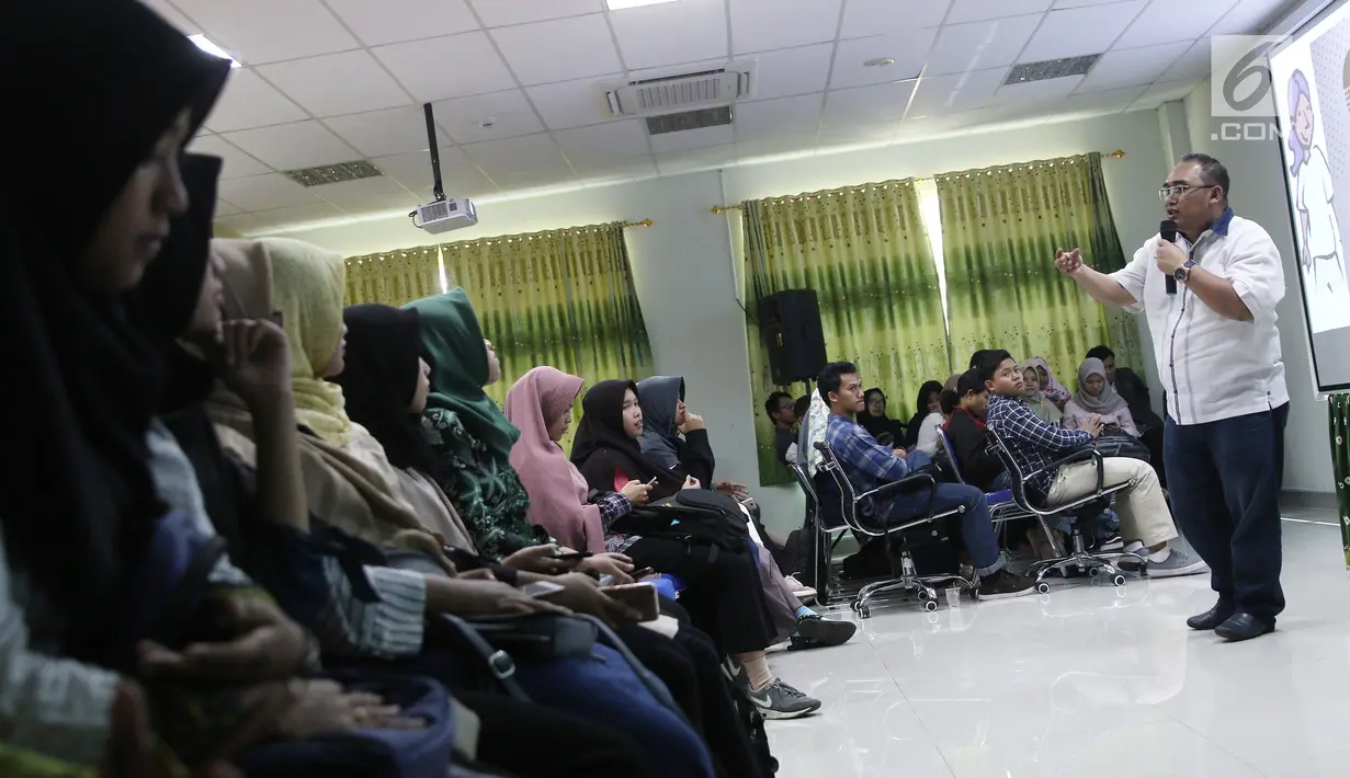 Produser Hartawan Triguna memberikan workshop pembuatan film pada acara Emtek Goes To Campus 2018 di Universitas Negeri Semarang (UNNES), Semarang, Selasa (17/7). Kegiatan akan digelar pada Selasa-Kamis. (Liputan6.com/Herman Zakharia)