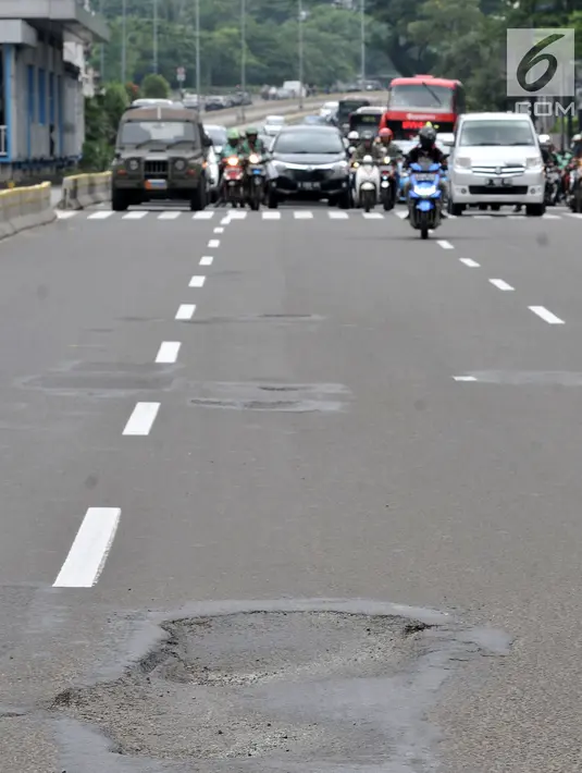 Kondisi jalanan yang berlubang di Jalan Jenderal Sudirman, Jakarta, Senin (11/3). Minimnya perawatan dan pengawasan membuat jalan tersebut berlubang hingga kedalaman 10 sentimeter. (merdeka.com/Iqbal S. Nugroho)