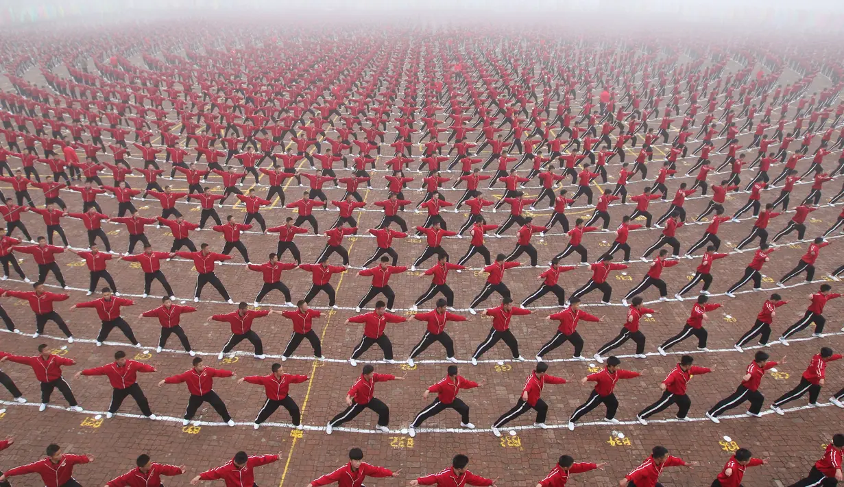 Para siswa beraksi dalam upacara pembukaan tim sepak bola sekolah bela diri Shaolin Tagou di Dengfeng, Provinsi Henan, Tiongkok, (10/11/2015). (Reuters/China Daily). 