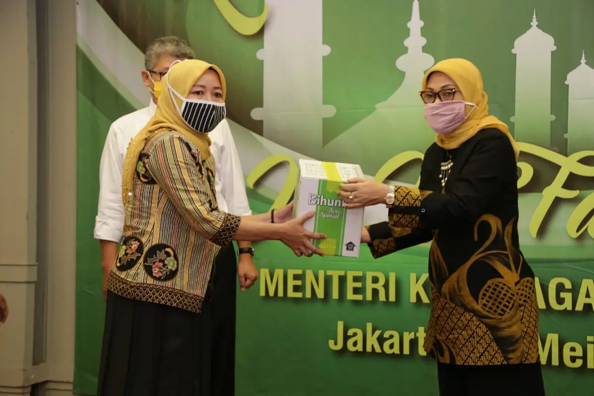 Menaker Ida Bagikan 6.250 Paket Sembako Bagi Serikat Pekerja/Buruh