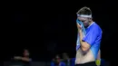 Pebulu tangkis Denmark, Viktor Axelsen dari tim Lightning menyeka keringat dalam laga tunggal putra Badminton XL 2025 melawan Kodai Narakoa dari tim Rockets di Istora Senayan, Jakarta, Sabtu (04/10/2025). (Bola.com/Bagaskara Lazuardi)