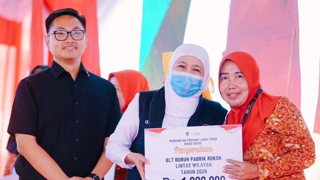 Gubernur Khofifah Salurkan BLT DBHCHT Rp2,5 Miliar untuk Buruh Rokok Surabaya