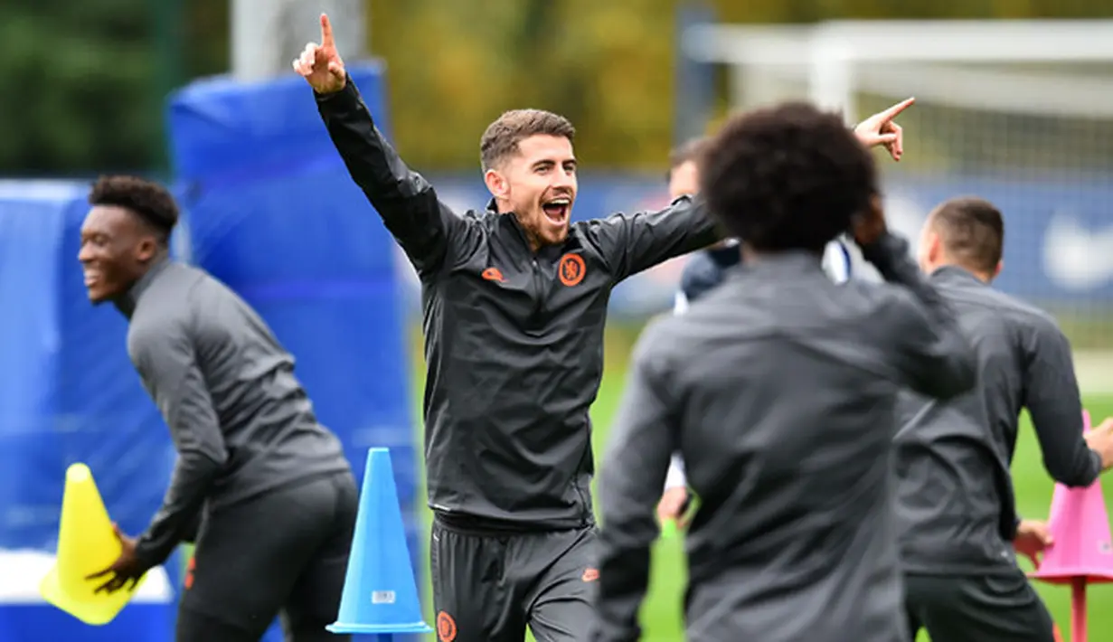 Gelandang Chelsea, Jorginho (tengah) bercanda selama sesi latihan tim di Cobham Chelsea di Stoke D'Abernon, London (1/10/2019). Chelsea akan bertanding melawan wakil Prancis, Lille pada grup H Liga Champions. (AFP Photo/Glyn Kirk)