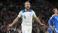 Striker Timnas Inggris, Harry Kane sementara menempati posisi ketiga dalam daftar top skor Kualifikasi Euro 2024. Pemain yang baru bergabung dengan Bayern Munchen pada awal musim 2023/2024 ini total telah mencetak 7 gol dari 6 laga di Grup C. Inggris yang sementara memuncaki Grup C dengan raihan 16 poin dari 6 laga telah dipastikan lolos ke putaran final meski masih menyisakan dua laga lagi. (AP Photo/Kirsy Wigglesworth)