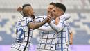 Pemain Inter Milan, Massimo Gagliardini, melakukan selebrasi bersama Lautaro Martinez dan Arturo Vidal usai mencetak gol ke gawang Sassuolo pada laga Liga Italia di Stadion Mapei, Sabtu (28/11/2020). Inter Milan menang dengan skor 3-0. (Massimo Paolone/LaPresse via AP)