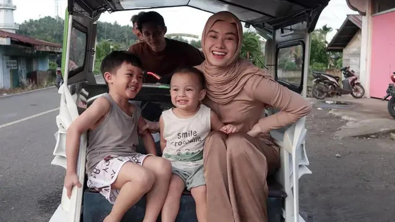 6 Potret Kegiatan Rey Mbayang di Kampung Halaman, Mudik Lebaran Bareng Anak dan Istri