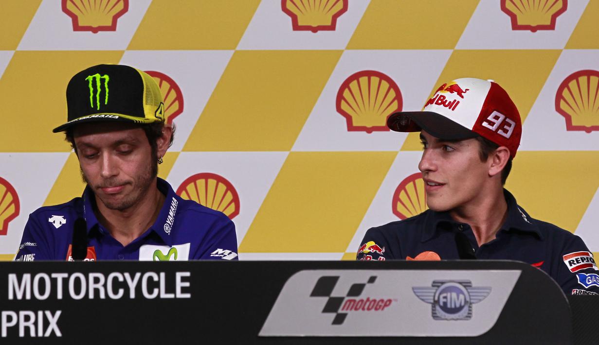 <p>Pembalap asal Spanyol, Marc Marquez (kanan), melihat kearah Pembalap Italia, Valentino Rossi (kiri), saat press conference di Sepang International Circuit, Malaysia, 22 October 2015. (EPA / Fazry Ismail)</p>