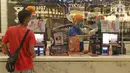 Pekerja melayani pembeli di gerai makanan Mall Senayan City, Jakarta, Senin (15/6/2020). Pusat perbelanjaan atau mal di Jakarta kembali dibuka pada Senin (15/6) di masa PSBB transisi dengan jumlah pengunjung masih dibatasi hanya 50 persen dari kapasitas normal. (Liputan6.com/Herman Zakharia)