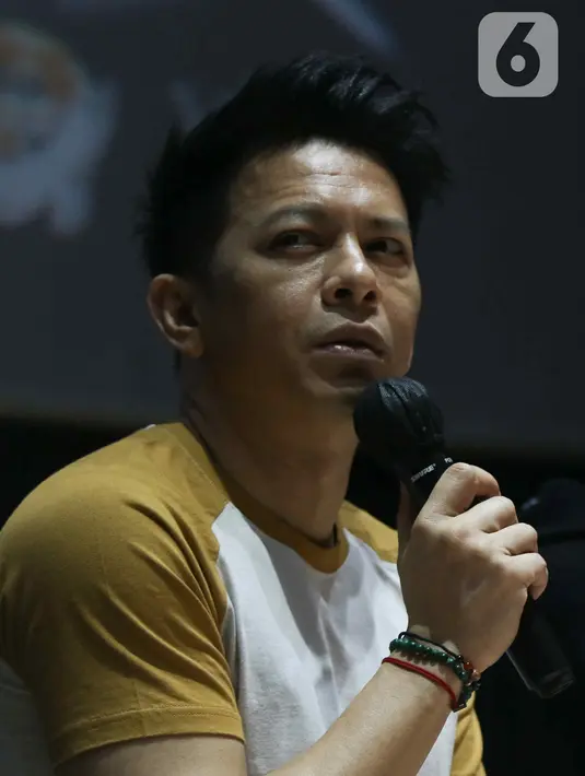Vokalis Noah Ariel saat menggelar konferensi pers di Jakarta, Selasa (30/8/2022). Konser dengan tajuk “NOAH #DekadeXperience” hadir dengan dua konsep berbeda, Exclusive Set Indoor di JIExpo Convention Center & Theatre. (Liputan6.com/Herman Zakharia)