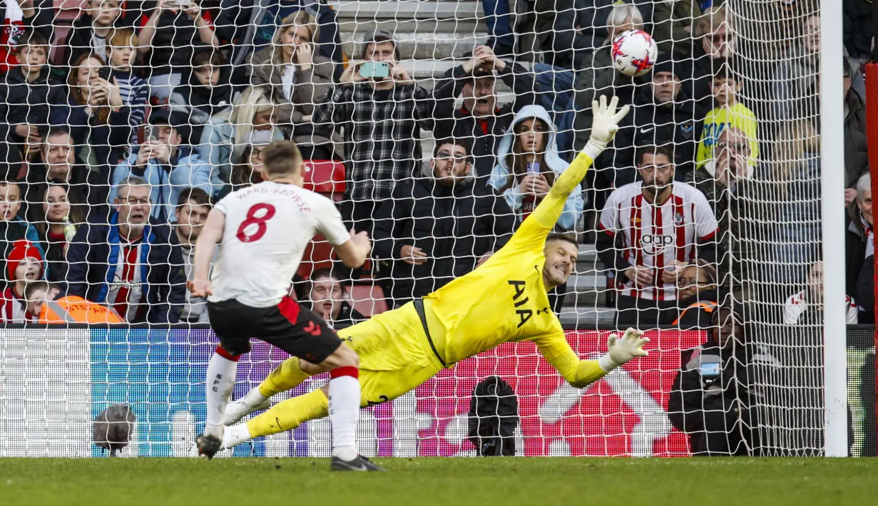 Pemain Tottenham Hotspur, James Ward-Prowse (kiri) mencetak gol ketiga timnya ke gawang Tottenham Hotspur dari eksekusi tendangan penalti pada laga pekan ke-28 Liga Inggris 2022/2023 di Stadion St Mary's, Southampton, Minggu (19/03/2023) WIB. Laga berakhir dengan skor imbang 3-3. (AP Photo/David Cliff)