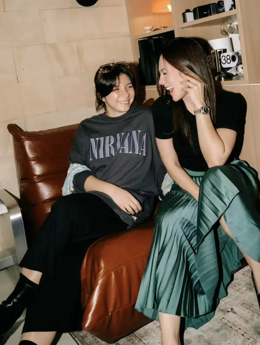 Shalom dan Wulan Guritni memiliki personal style yang begitu beragam, optimalkan gaya yang memukau tanpa effort berlebih.   [Foto: Instagram/ Wulan Guritno]