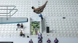 Pasangan atlet loncat indah, Andriyan (atas) dan Adityo Restu Putra melakukan loncatan pada nomor menara synchro putra Kejurnas Akuatik 2026 di Stadion Akuatik Gelora Bung Karno, Senayan, Jakarta, Selasa (05/05/2026). (Bola.com/Bagaskara Lazuardi)